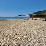 Croatian Family Pool House Near Sea בית נופש