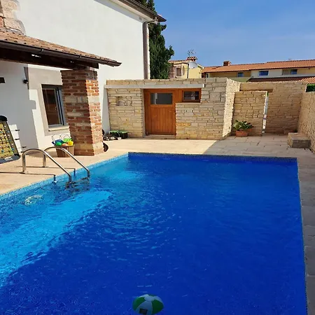 Croatian Family Pool House Near Sea Tar-Vabriga